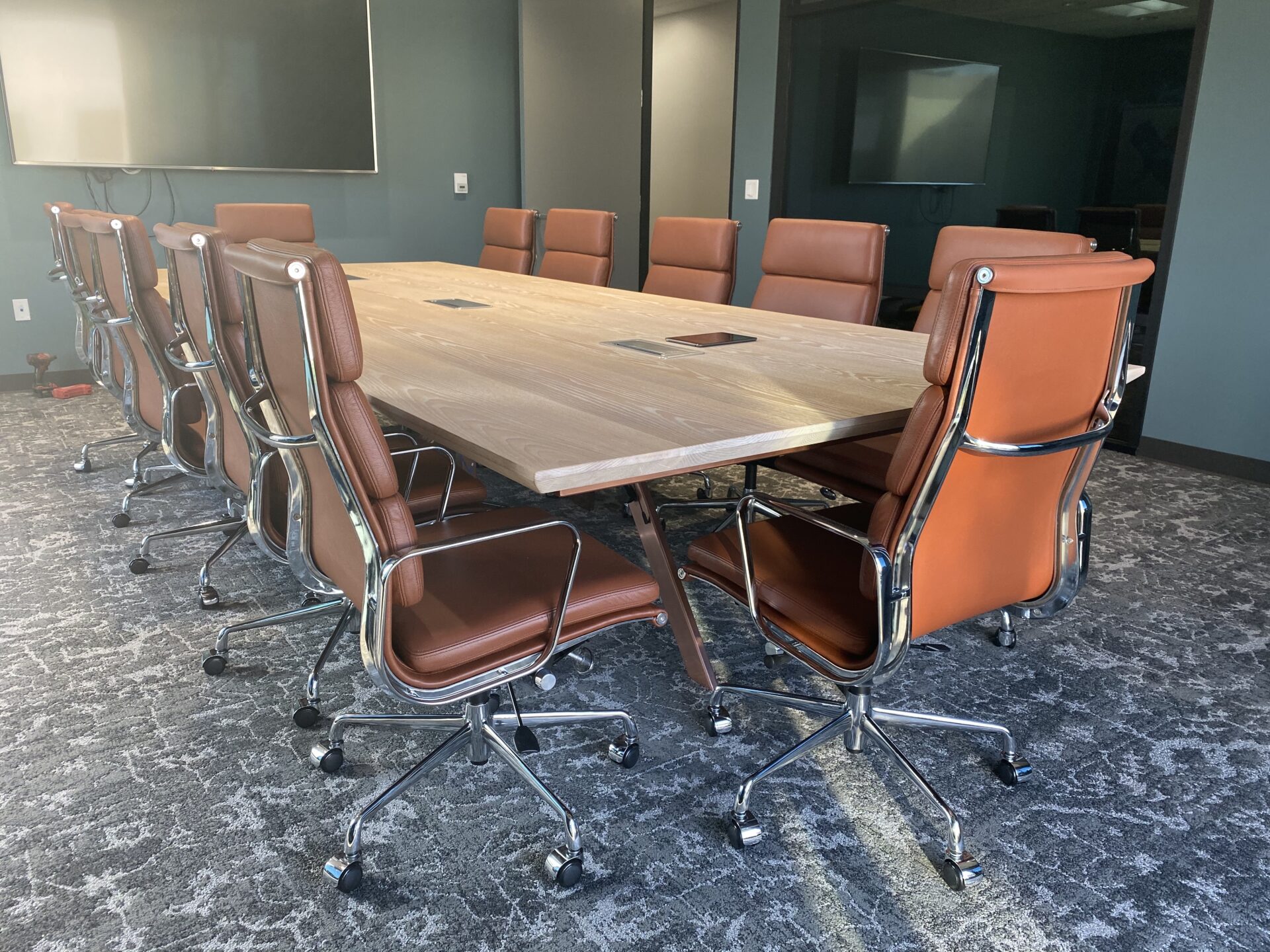 How to Determine the Ideal Size for a Meeting Room Table